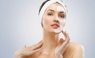 Methode fir Gesiicht Haut Verjüngung doheem